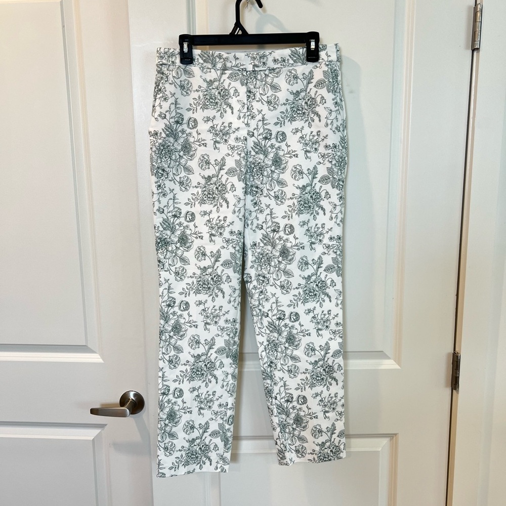 NWOT Madison d’Amelie Floral Print Pants in White and Green